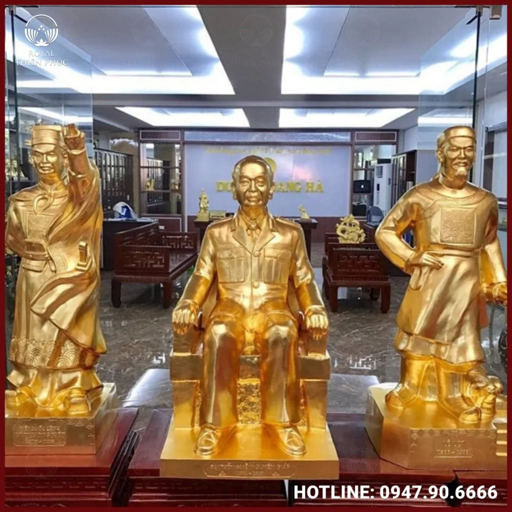 Tượng Đại tướng Võ Nguyên Giáp ngồi ghế bằng đồng đỏ dát vàng
