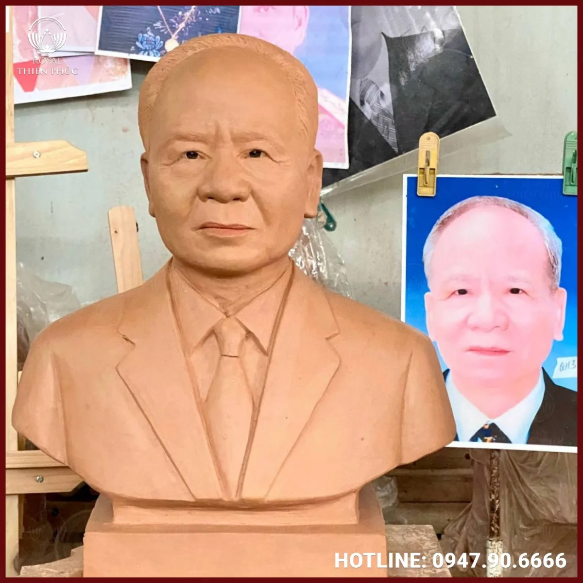 Tượng chân dung cụ ông mặc vest bằng đồng