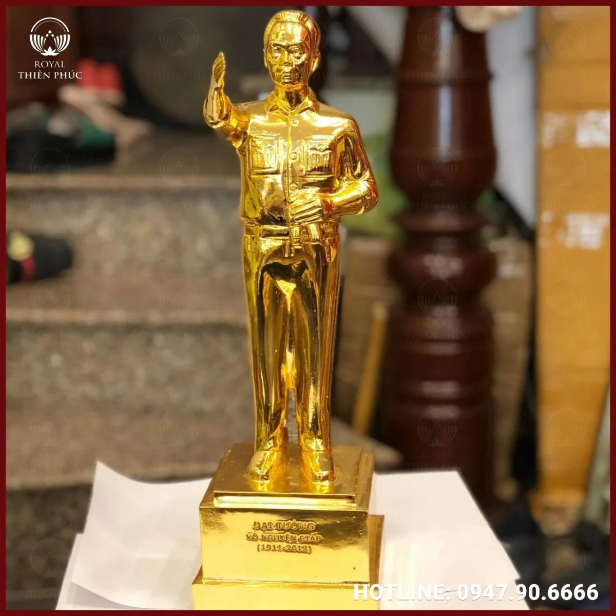 Tượng Đại tướng Võ Nguyên Giáp bằng đồng mạ vàng cao 38cm vẫy tay chào
