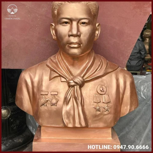 Tượng chân dung nam chiến sĩ bằng đồng đỏ