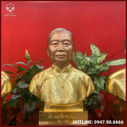 Tượng truyền thần cụ bà bằng đồng