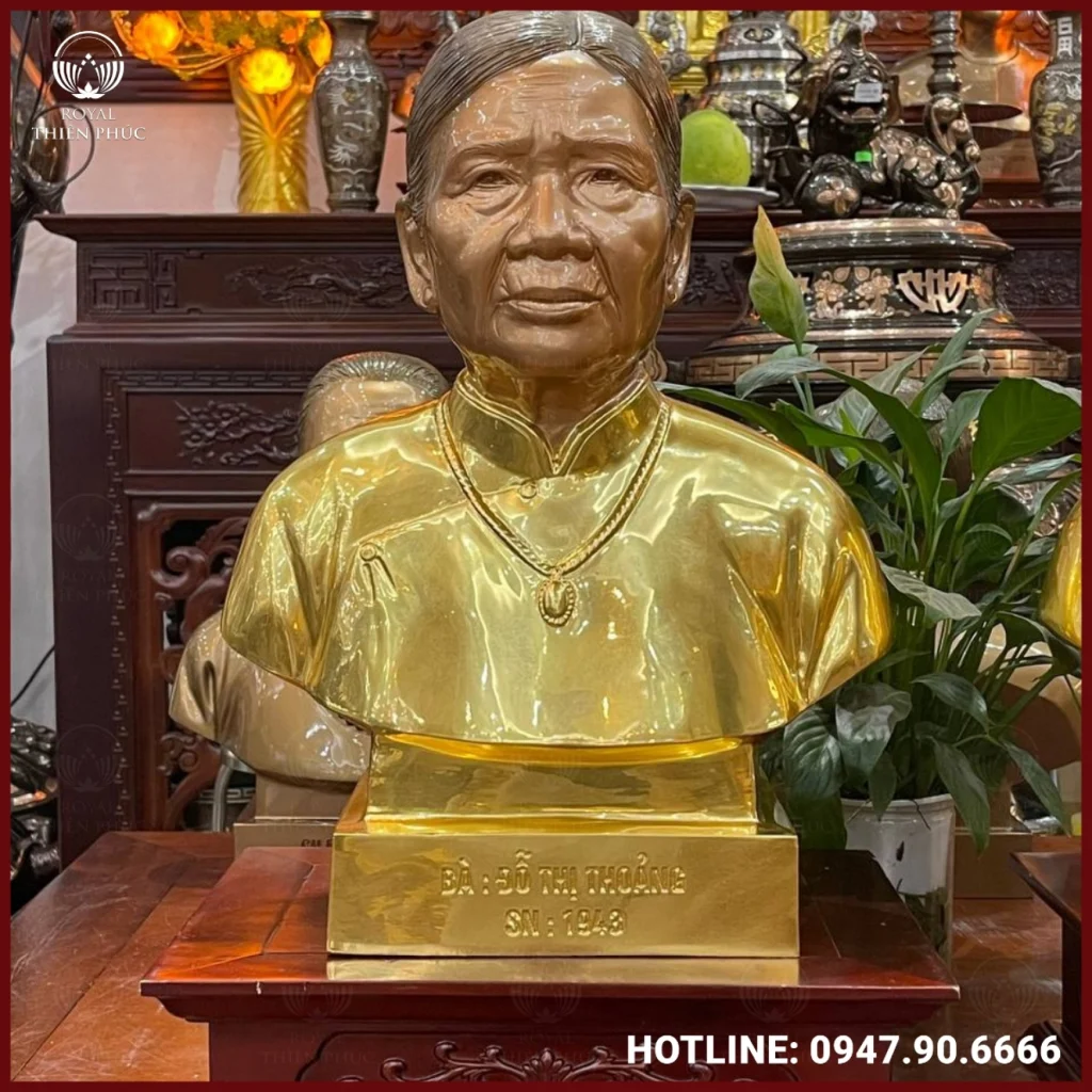 Tượng cụ bà bằng đồng mạ vàng