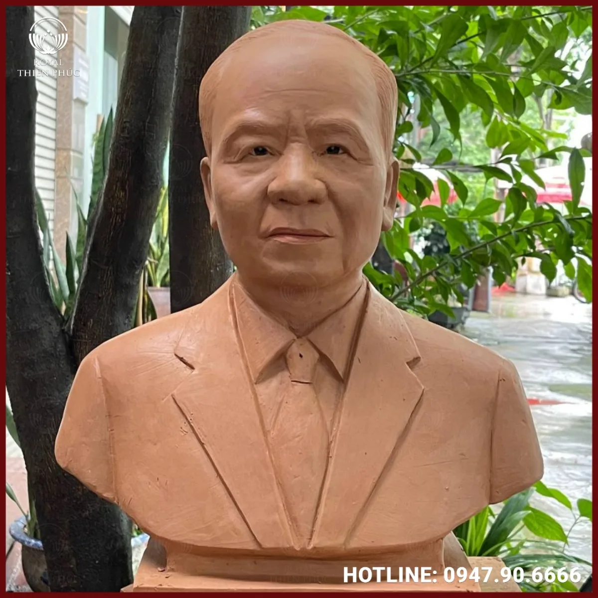 Tượng chân dung cụ ông mặc vest bằng đồng