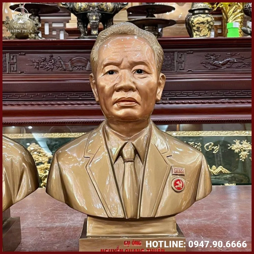 Tượng chân dung cụ ông mặc vest bằng đồng