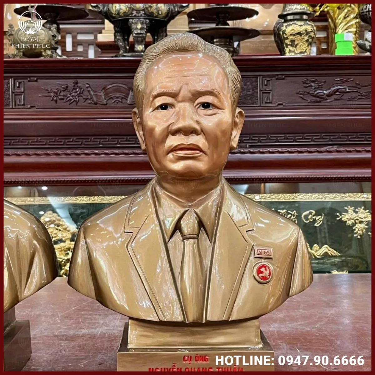Tượng chân dung cụ ông mặc vest bằng đồng