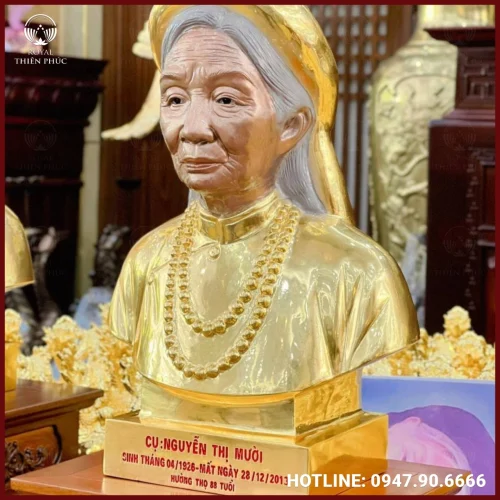 Tượng chân dung cụ bà bằng đồng mạ vàng