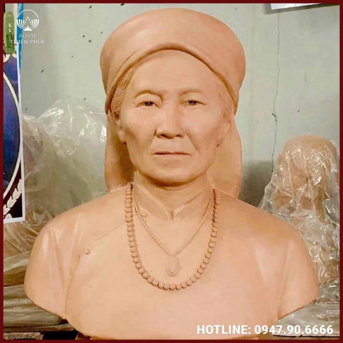 Tượng chân dung cụ bà đội khăn bằng đồng mạ vàng