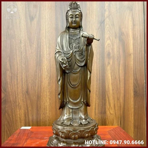 Tượng Phật bà Quan Âm đứng ung dung hun giả cổ