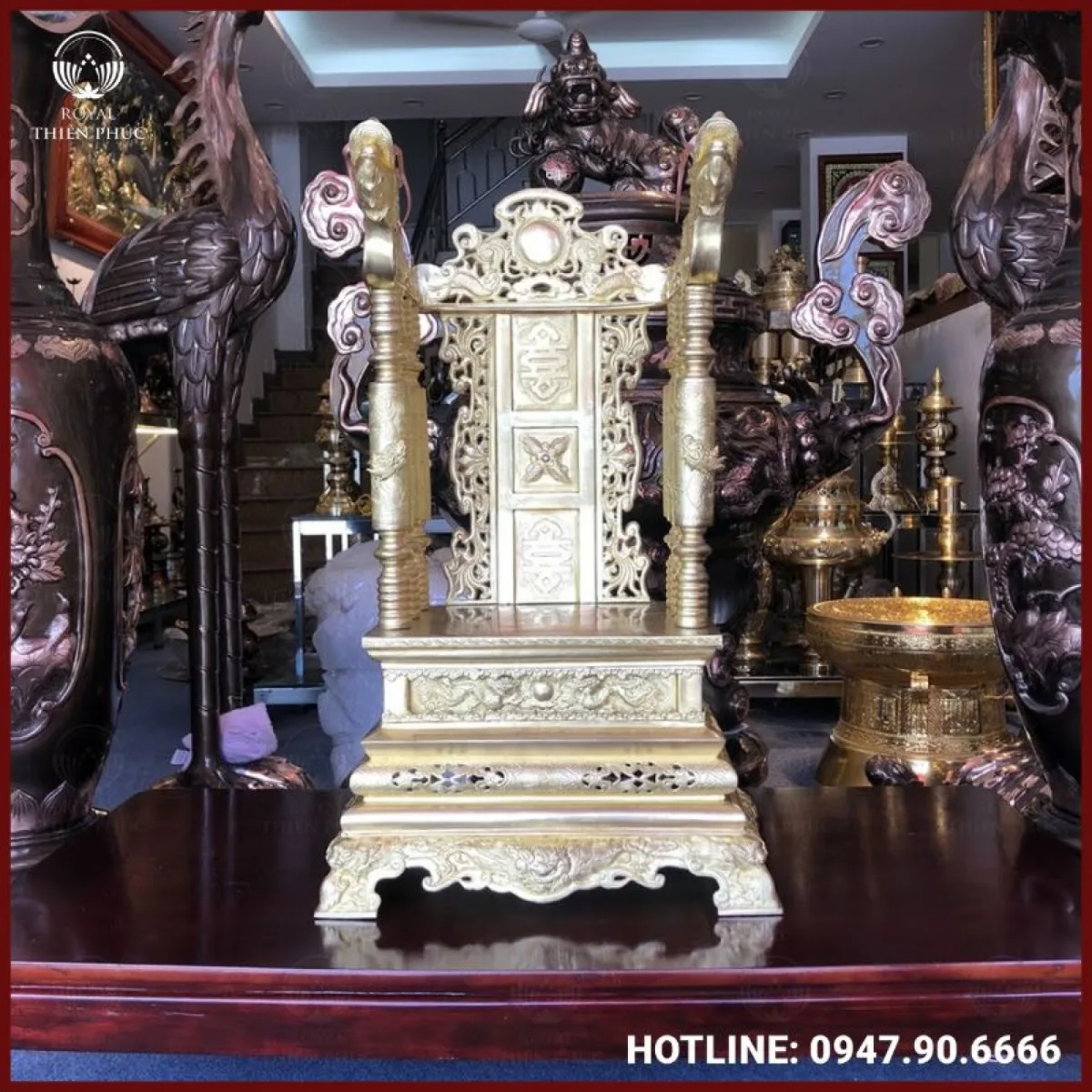 Ngai thờ bằng đồng vàng tinh xảo
