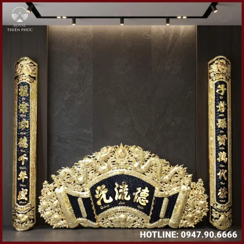 Cuốn thư câu đối Đức Lưu Quang đồng vàng nền đen