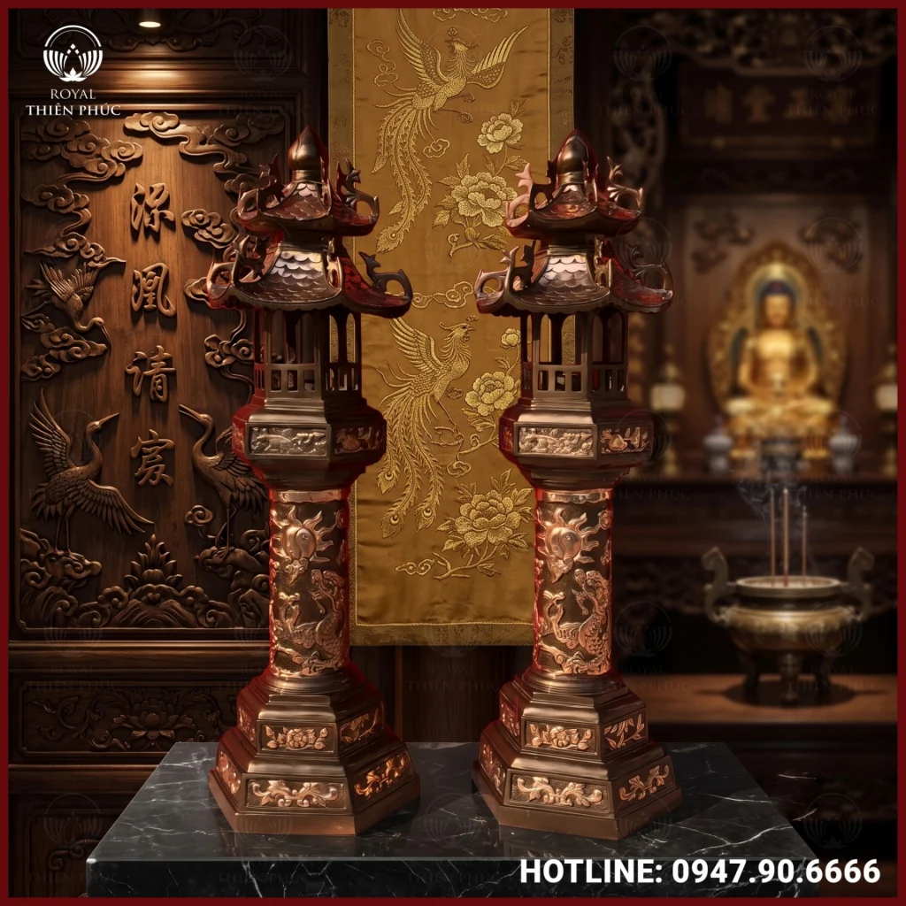 Đôi đèn mái chùa bằng đồng đỏ cạo màu cỡ lớn