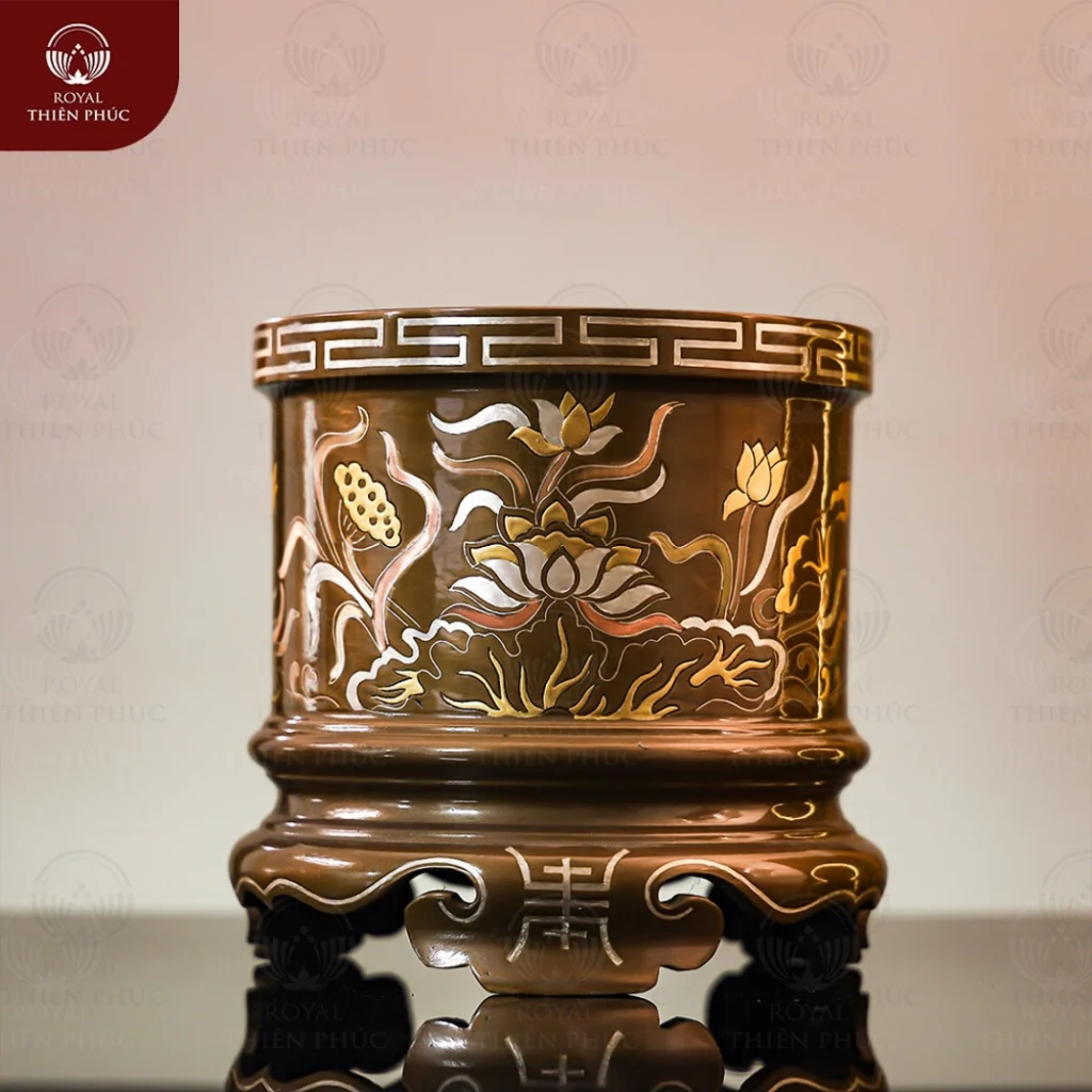 Bát hương bàn thờ chạm hoa sen bằng đồng mạ tam khí đường kính 15,5cm