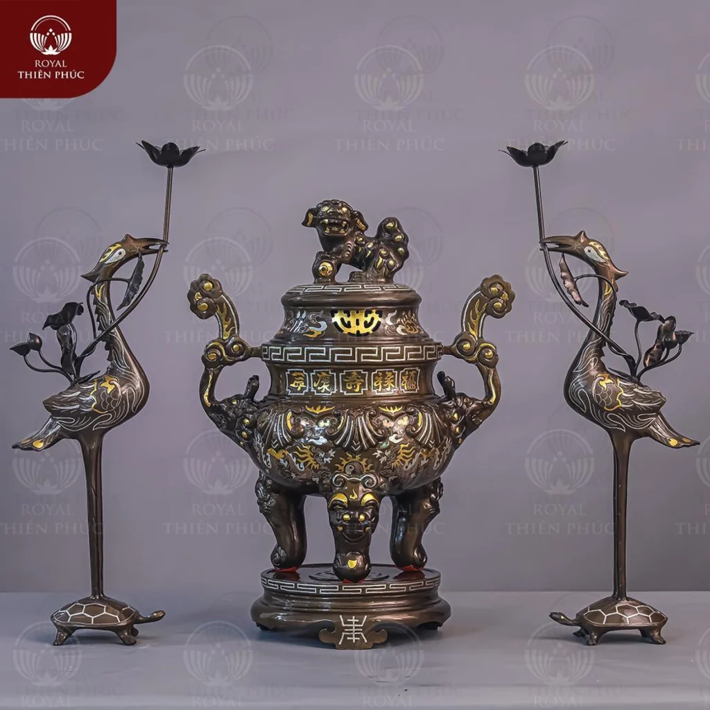 Bộ thờ tam sự đỉnh sòi hạc chầu bằng đồng khảm tam khí dát điểm vàng