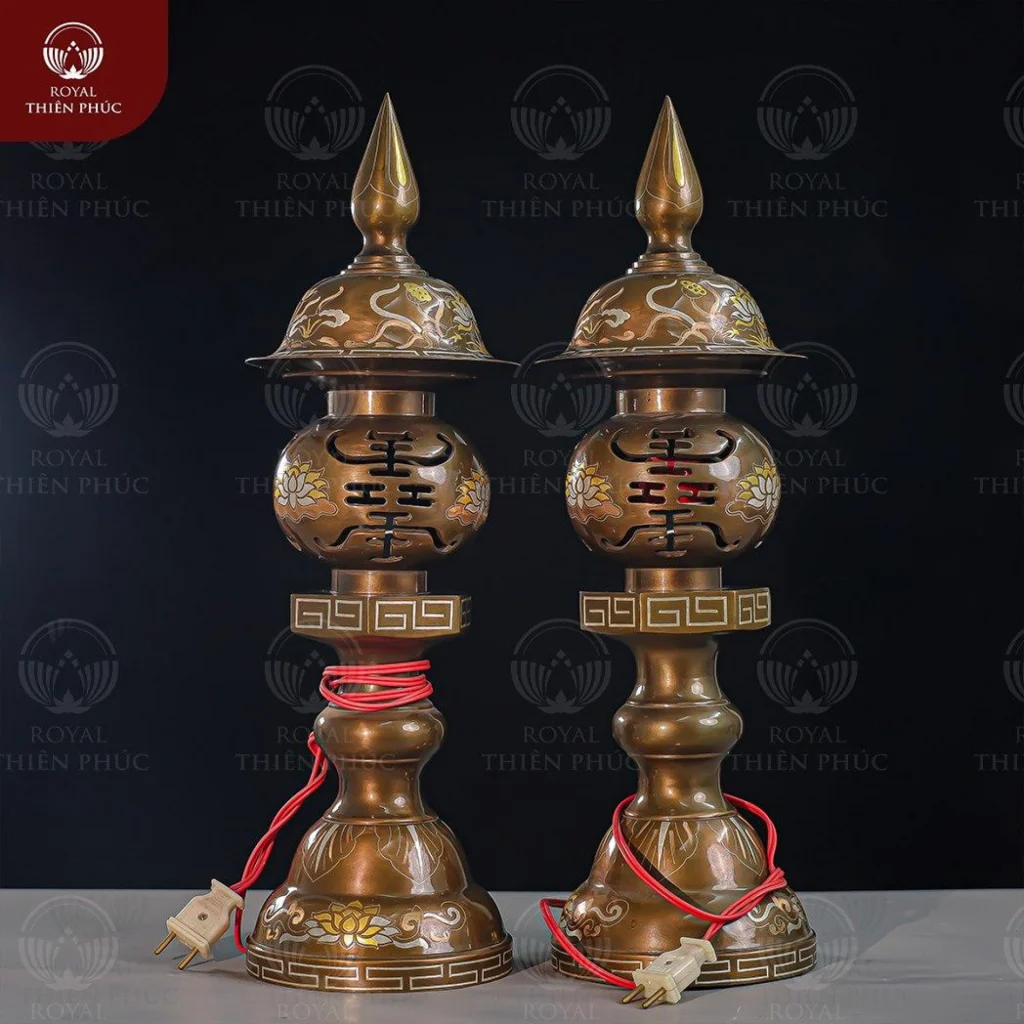 Đèn thờ đẹp chạm họa tiết hoa sen bằng đồng khảm tam khí