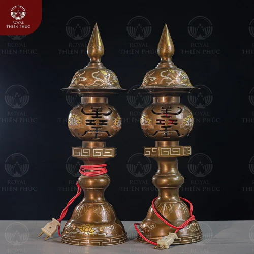 Đèn thờ đẹp chạm họa tiết hoa sen bằng đồng khảm tam khí