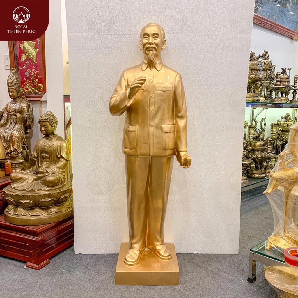Tượng Bác Hồ đứng vẫy tay chào bằng đồng đỏ đế vuông