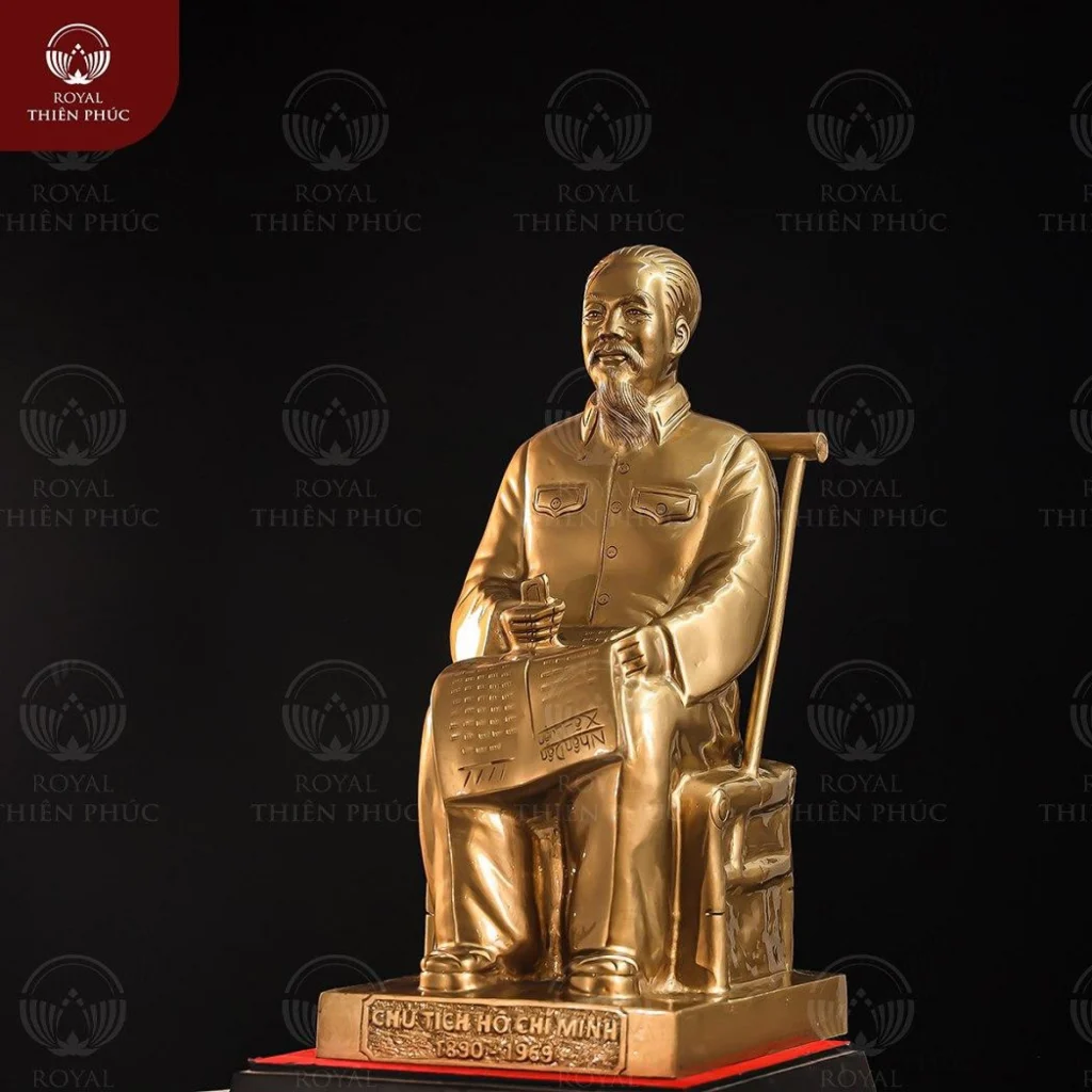 Tượng Bác Hồ ngồi ghế mây bằng đồng đỏ cỡ nhỏ