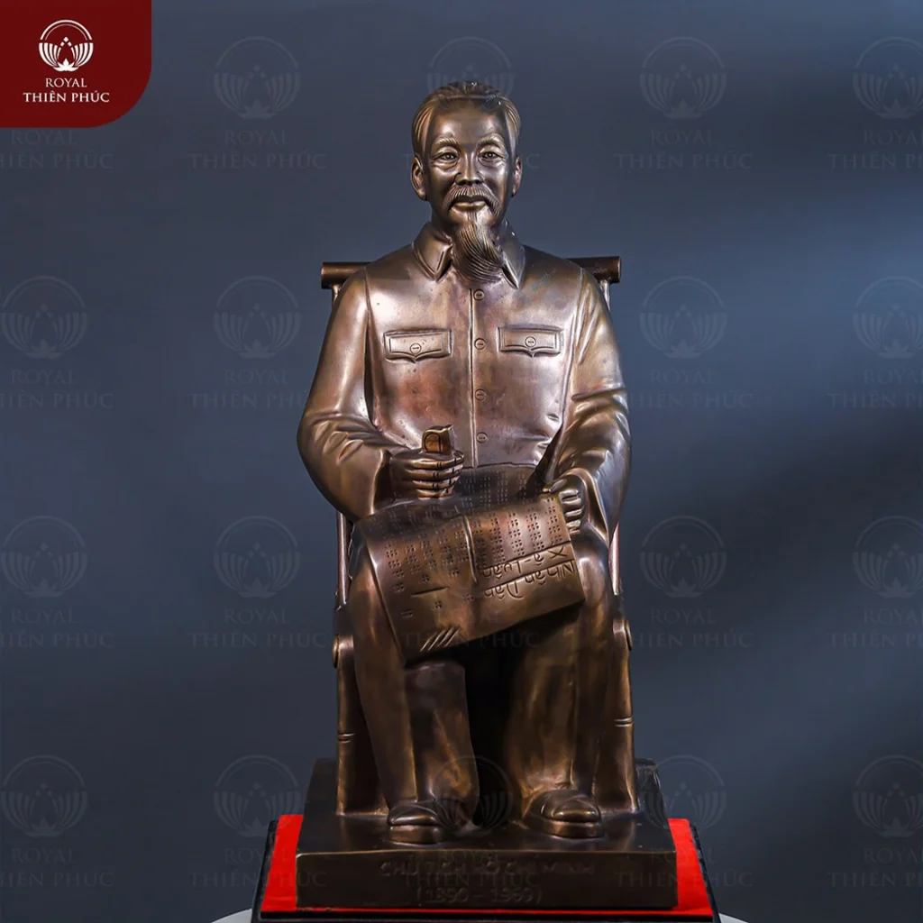 Tượng Bác Hồ ngồi ghế mây cao 42cm bằng đồng đỏ làm màu giả cổ