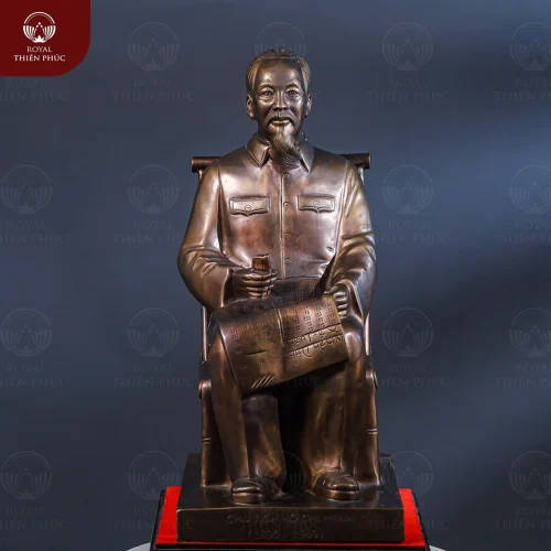 Tượng Bác Hồ ngồi ghế mây cao 42cm bằng đồng đỏ làm màu giả cổ