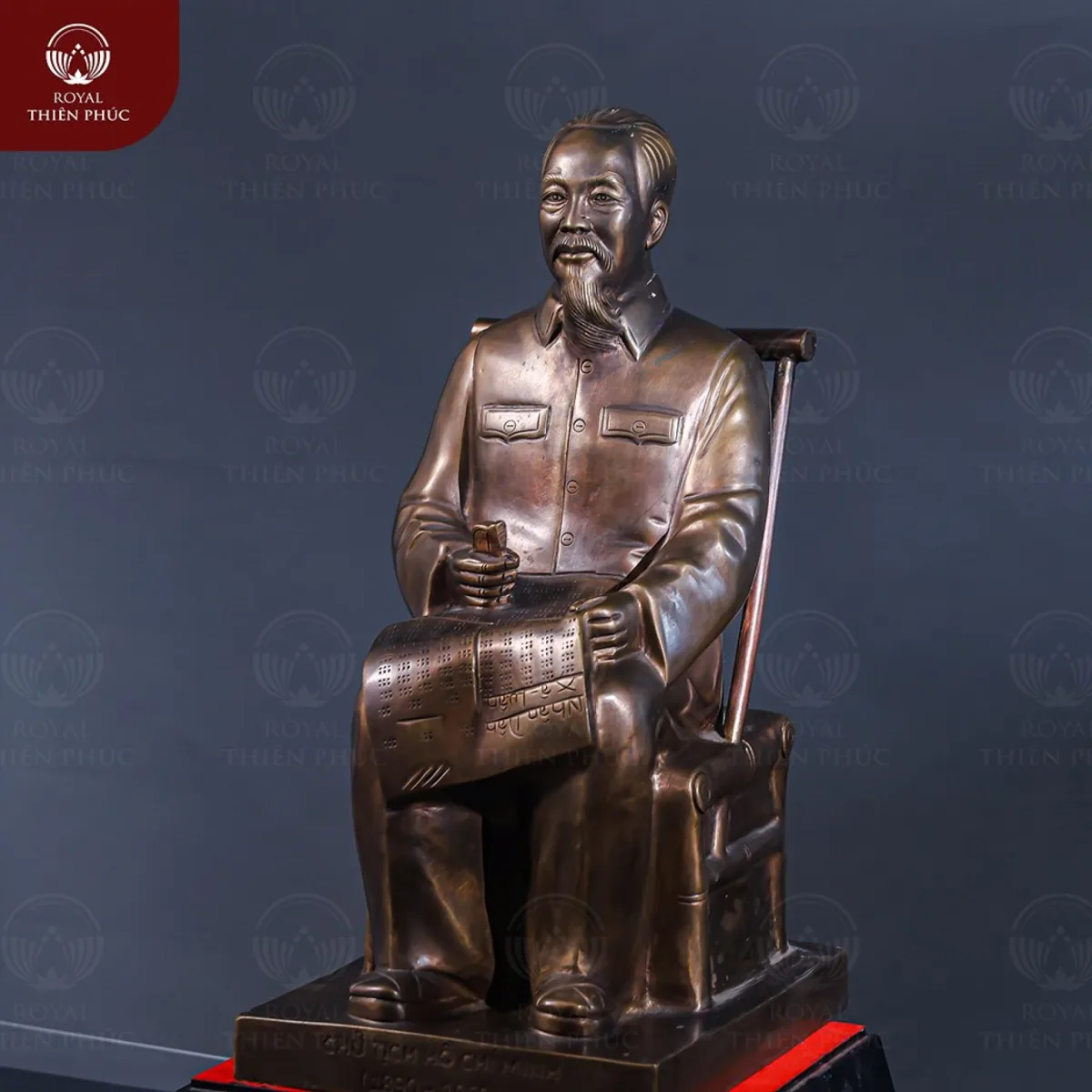 Tượng Bác Hồ ngồi ghế mây cao 42cm bằng đồng đỏ làm màu giả cổ