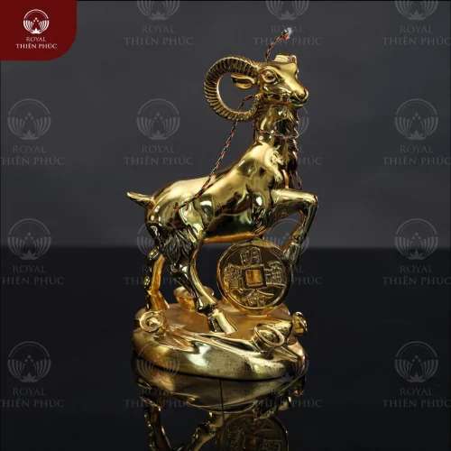 Tượng con dê gác chân lên đồng xu cao 15cm bằng đồng mạ vàng