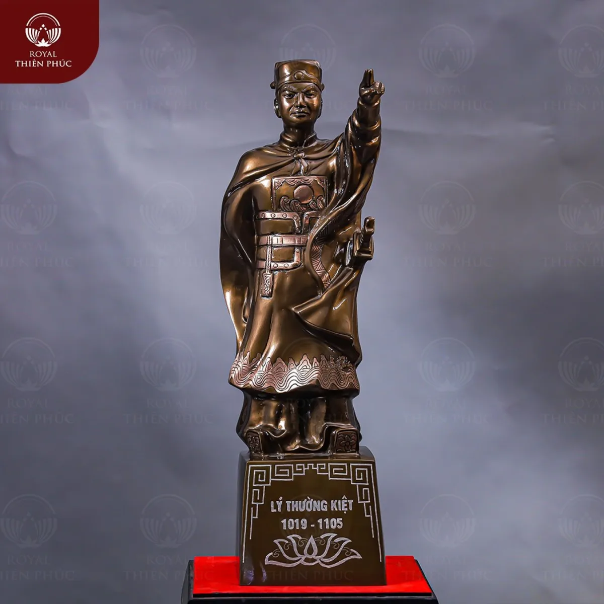 Tượng Lý Thường Kiệt đứng chỉ huy đồng đỏ làm màu khảm bạc cao 54cm