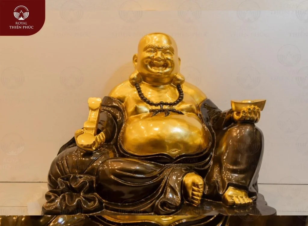 Tượng Phật Di Lặc bằng đồng đỏ dát vàng nâng quyền trượng và thỏi tiền