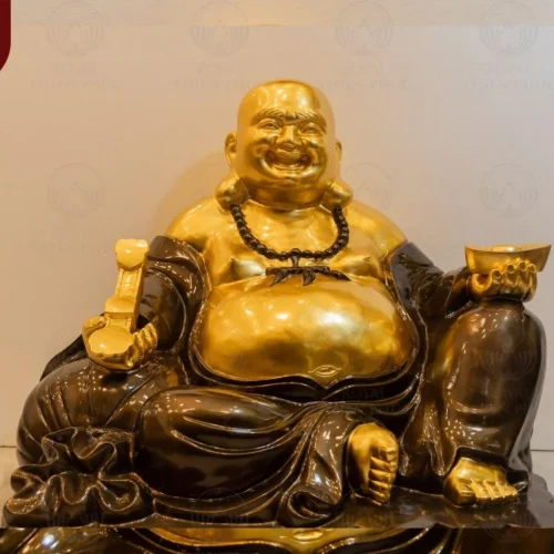 Tượng Phật Di Lặc bằng đồng đỏ dát vàng nâng quyền trượng và thỏi tiền