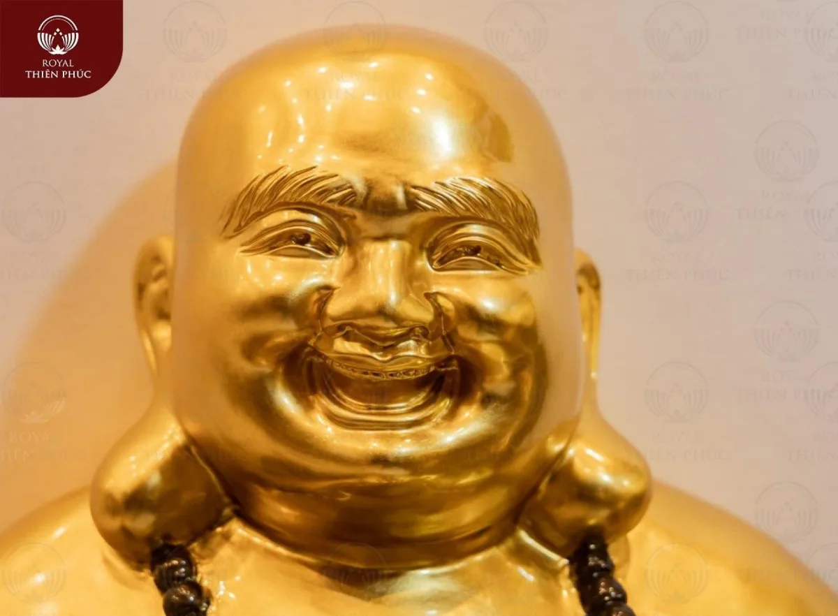 Tượng Phật Di Lặc bằng đồng đỏ dát vàng nâng quyền trượng và thỏi tiền