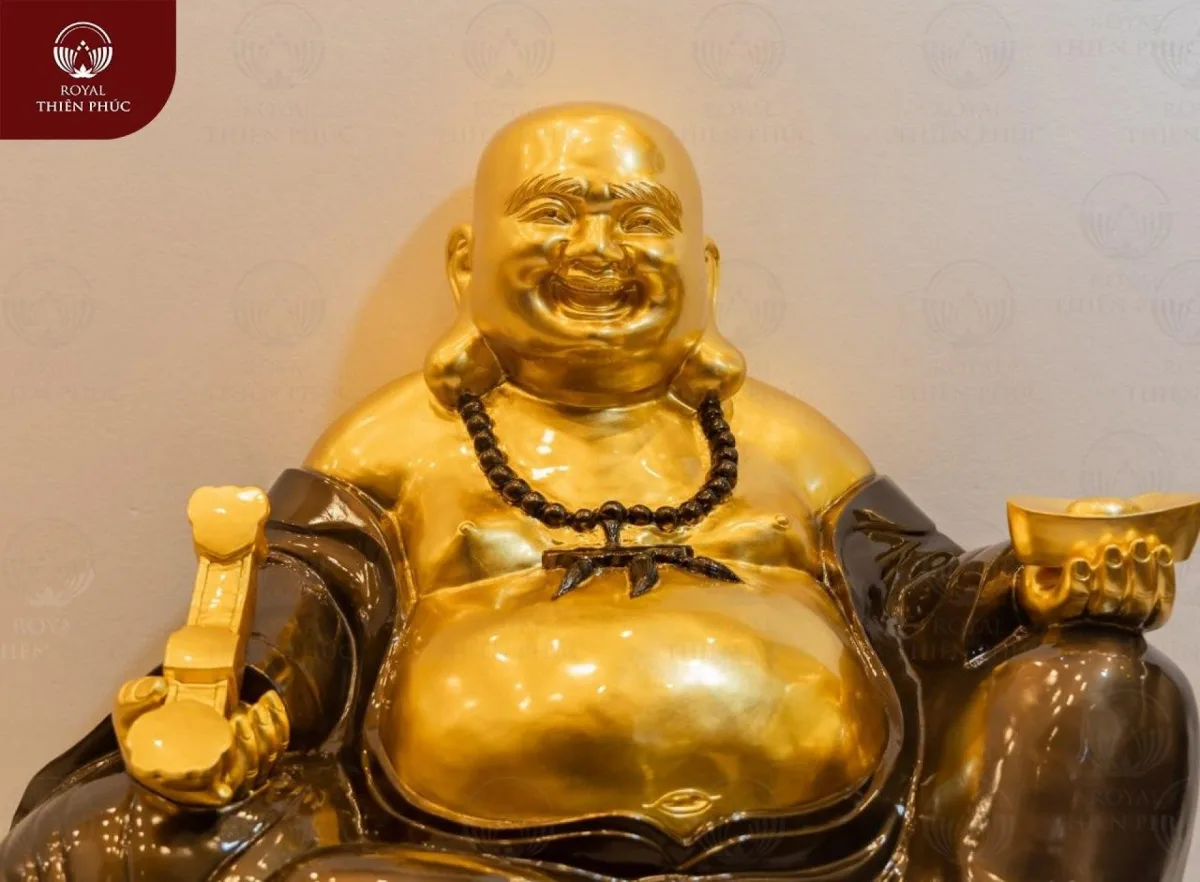 Tượng Phật Di Lặc bằng đồng đỏ dát vàng nâng quyền trượng và thỏi tiền