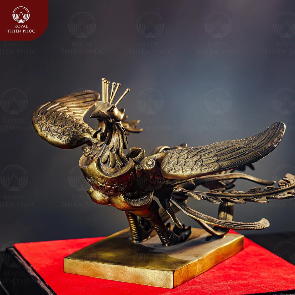 Tượng Phượng Hoàng sải cánh bằng đồng vàng kích thước 18x29x22 cm