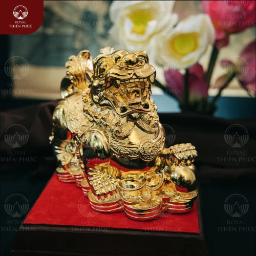 Tượng Tỳ Hưu chiêu tài đứng trên tiền xu bằng đồng để bàn