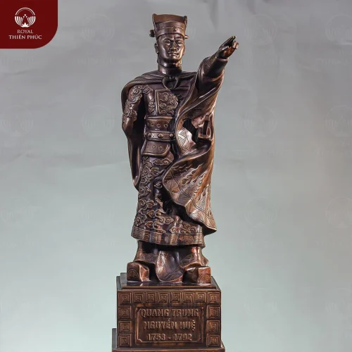 Tượng vua Quang Trung bằng đồng hun giả cổ kích thước 72x22x23cm