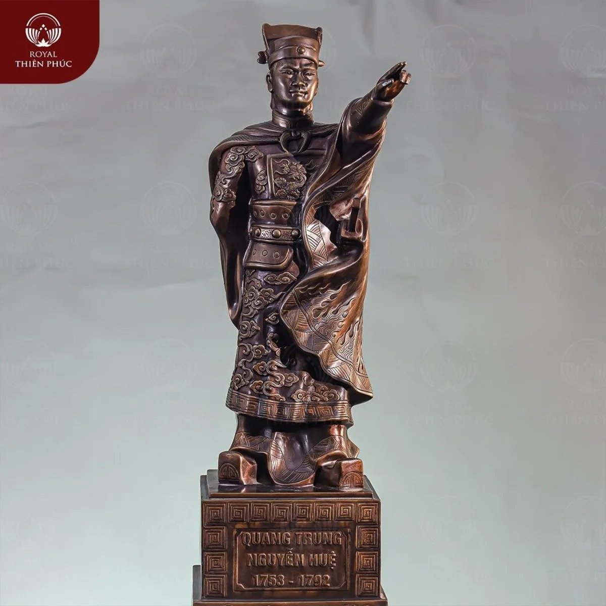 Tượng vua Quang Trung bằng đồng hun giả cổ kích thước 72x22x23cm
