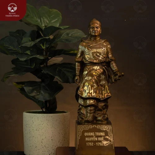 Tượng vua Quang Trung đứng hiên ngang bằng đồng khảm tam khí