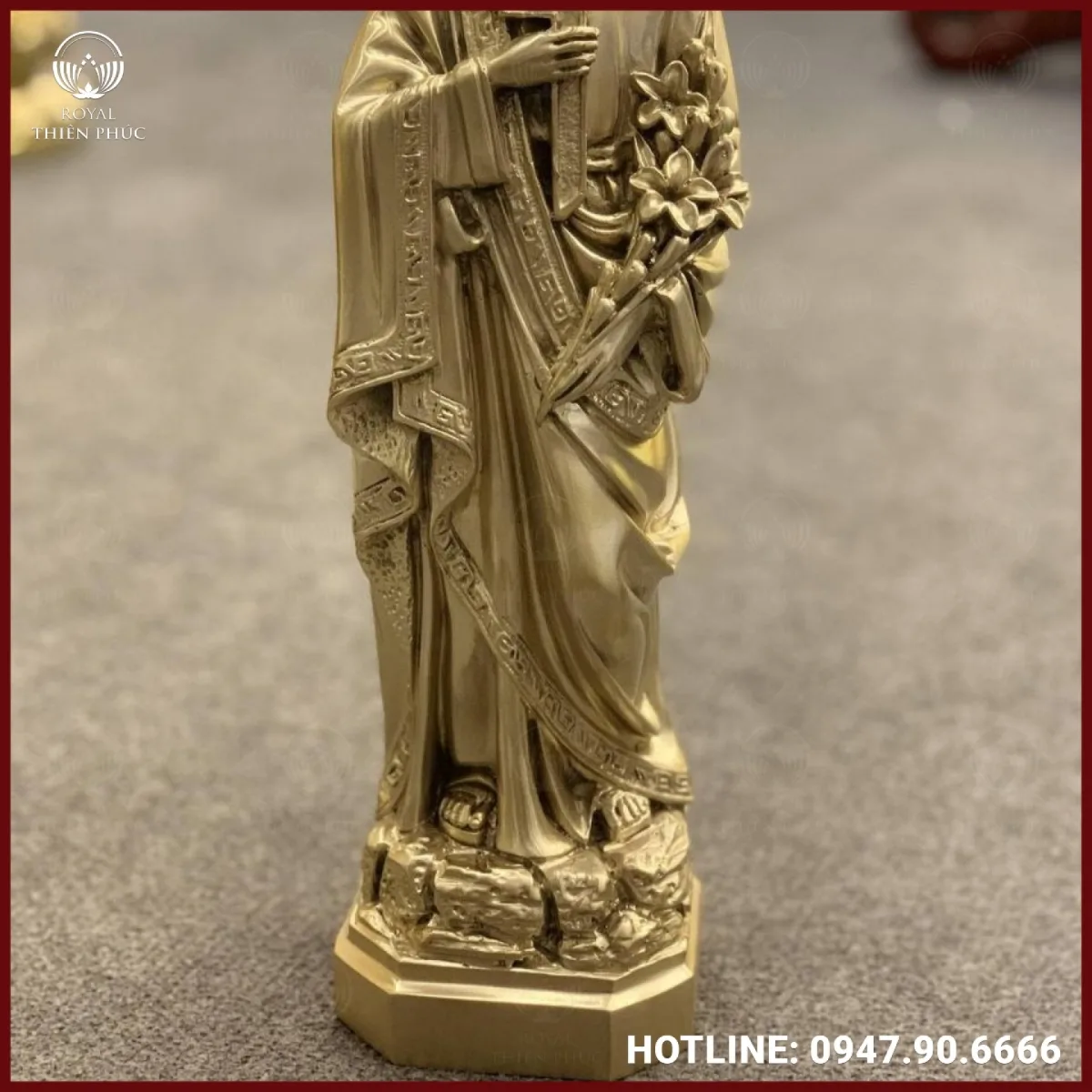 Tượng Thánh Giuse cầm hoa huệ bằng đồng vàng linh thiêng
