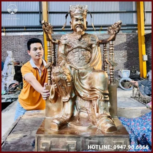 Tượng cụ tổ bằng đồng đỏ chế tác tỉ mỉ và tinh xảo