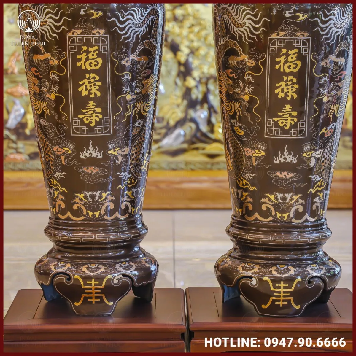 Chân đế vững chắc với những đường nét hoa văn độc đáo