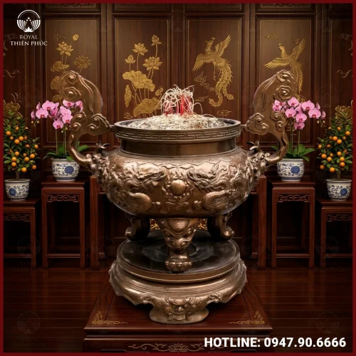 Lư hương song long chầu nguyệt đồng đỏ làm màu cổ kính