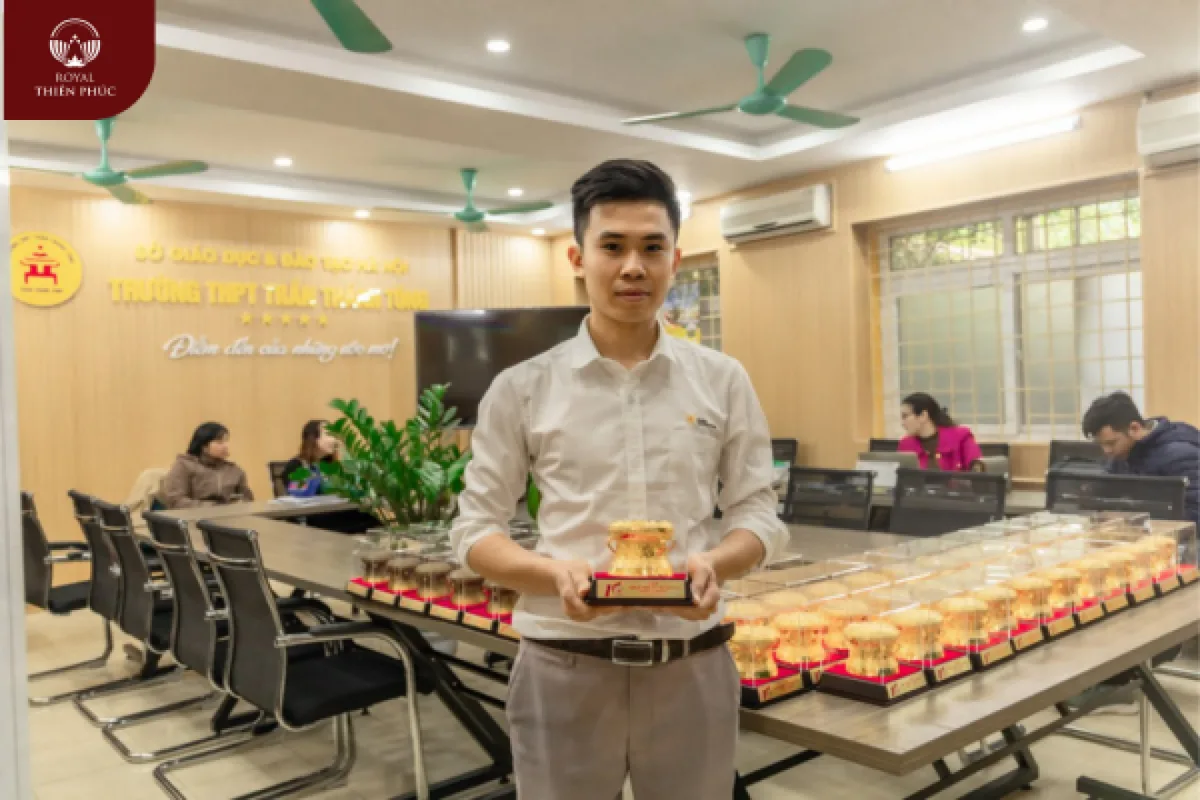 Bàn giao trống đồng quà tặng cho trường THPT Trần Thánh Tông