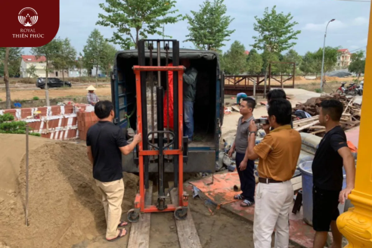 Lắp đặt đôi hạc 1m97 bằng đồng vàng catut và quả chuông 500kg tại nhà thờ Tổ Nghi Thủy - Cửa Lò - Nghệ An