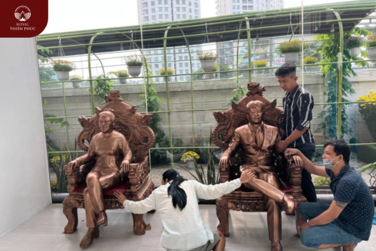 Hoàn thiện và lắp đặt 2 pho tượng chân dung cao 1m6 cho khách tại TP Hồ Chí Minh