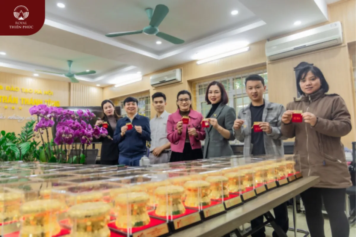 Bàn giao 70 quả trống đồng quà tặng cho trường THPT Trần Thánh Tông - Hà Nội