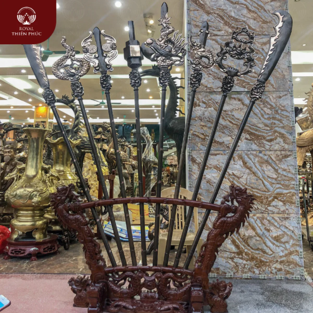 Bộ bát bửu bằng đồng làm màu