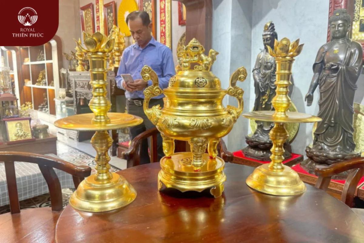Khách hàng tại quận 1 TP Hồ Chí Minh thỉnh bộ tam sự dát vàng 9999