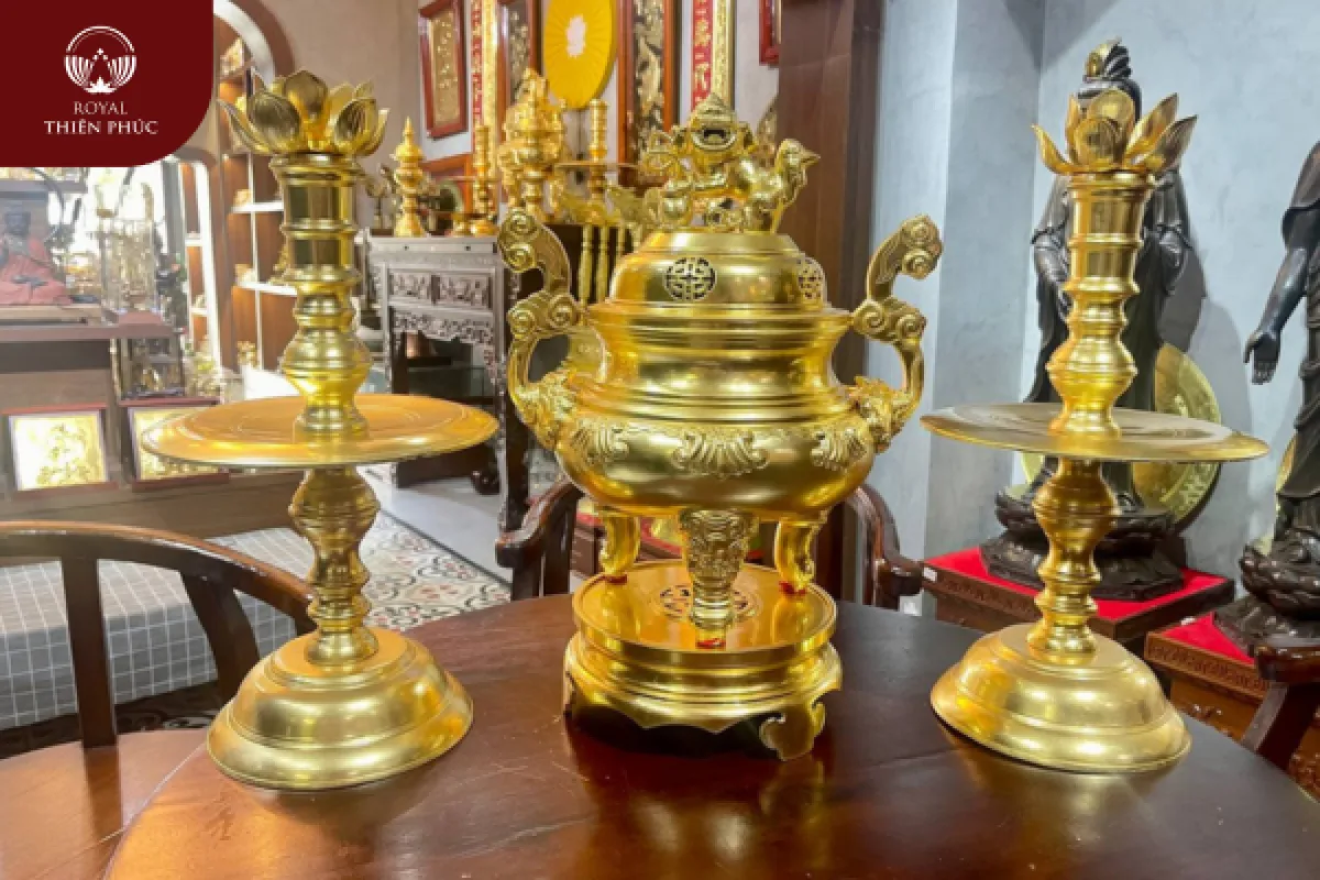 Bộ tam sự bằng đồng dát vàng
