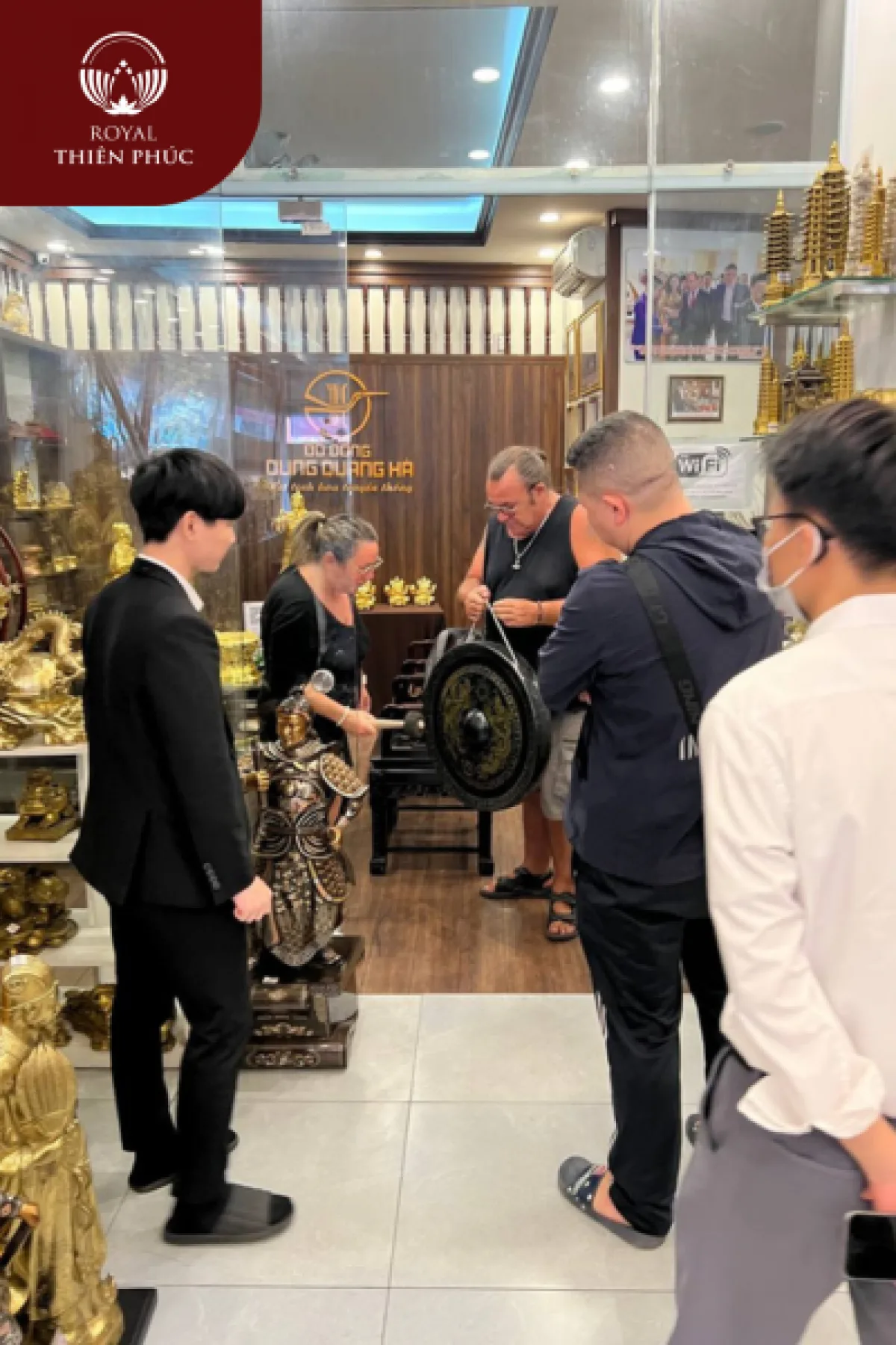 Khách hàng người Pháp tới cửa hàng mua chiêng đồng