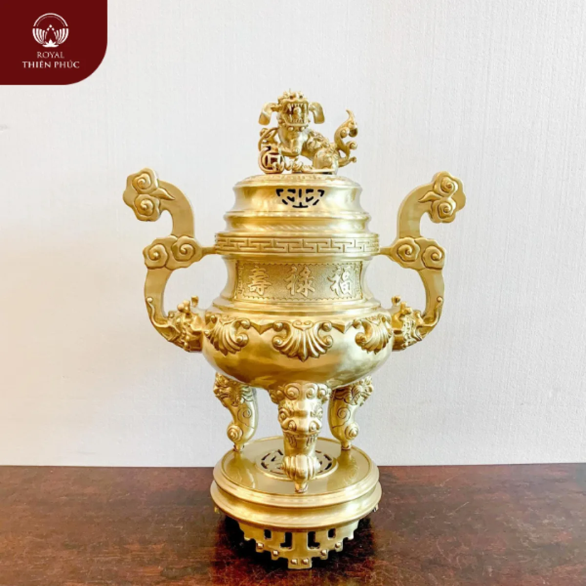 Đỉnh thờ cúng bằng đồng vàng