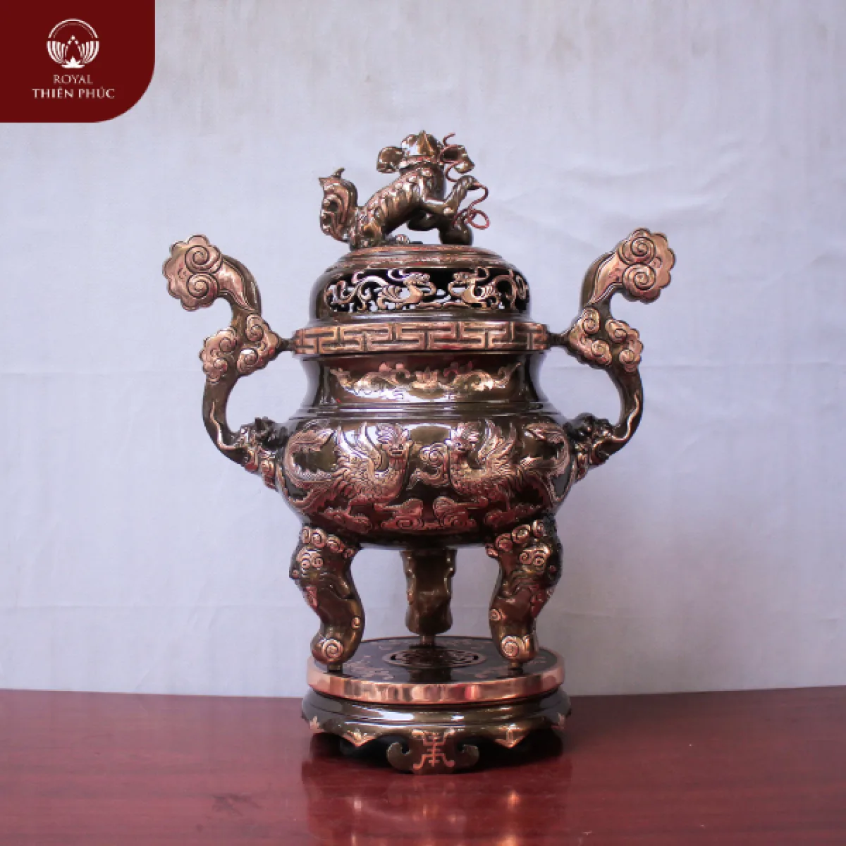 Đỉnh thờ bằng đồng đỏ cạo màu