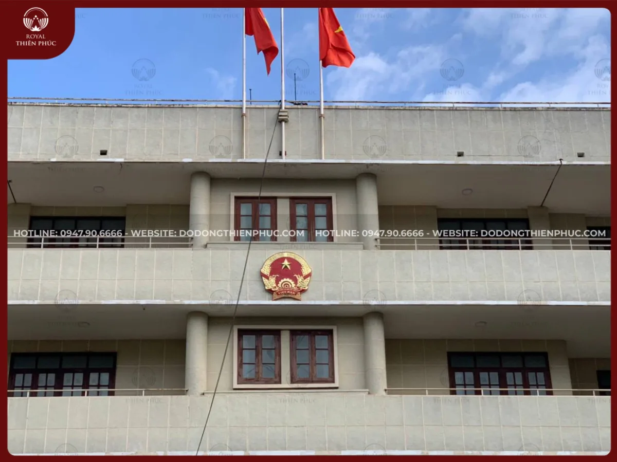 Bàn giao và lắp đặt quốc huy 1m4 tại văn phòng chính phủ thành phố Hồ Chí Minh